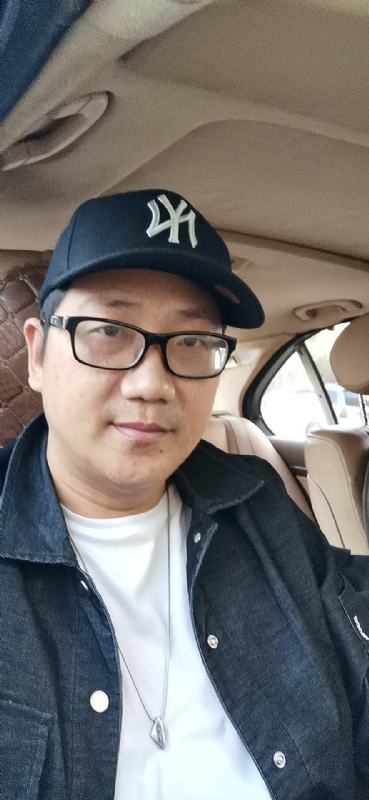 拥抱幸福的第一张照片--龙海征婚网